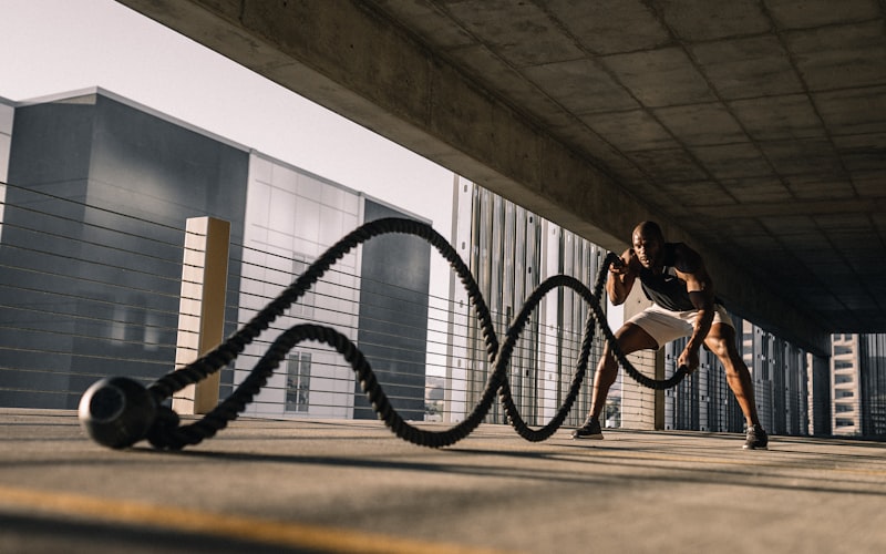 足球战术分析板展示曼城队的进攻跑位示意图